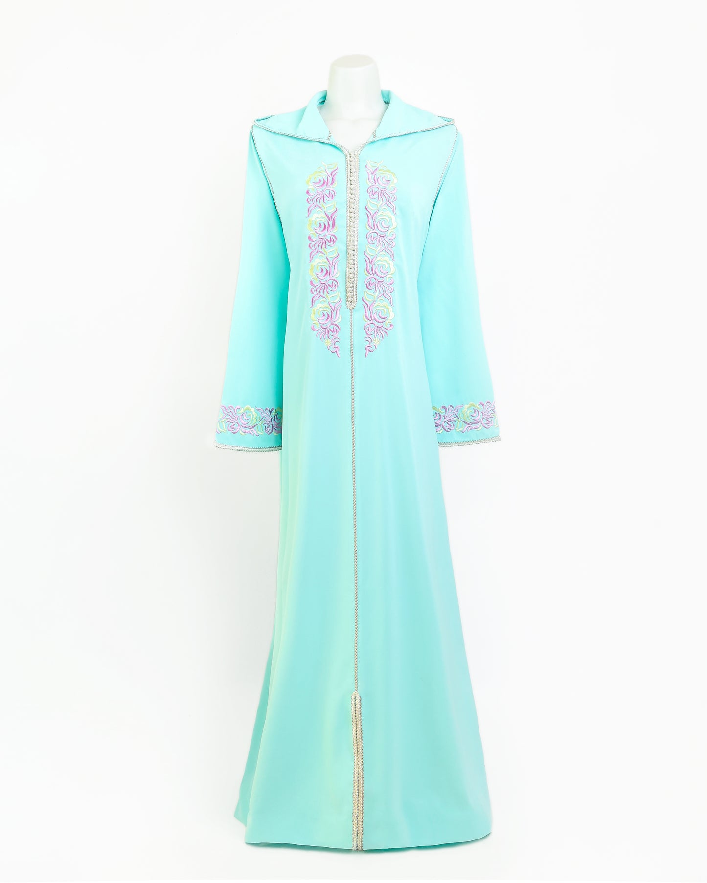 Jelleba pour femme en Tissu Crepe Rosa en Cyan clair - avec une broderie moderne en deux couleurs et Aâkad et Dfira en Sam Hor argenté - Caftan Nawal