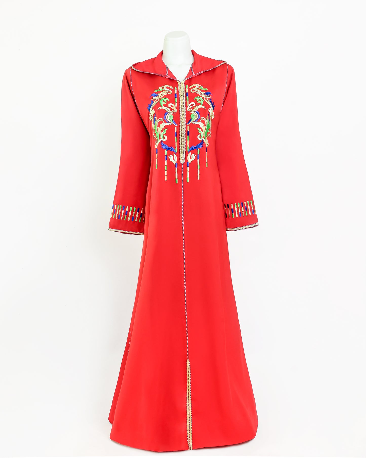 Jellaba pour femme en tissu demi soie rouge fraise avec une broderie moderne en quatre couleurs et Aâkad et Dfira en Sam Hor dorée - Caftan Nawal