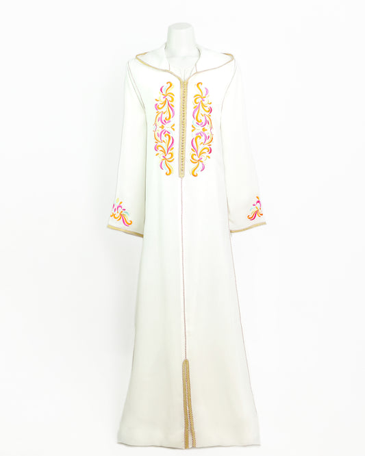 Jellaba pour femme en Tissu sousdi en blanc avec une broderie moderne en trois couleurs - Aâkad et Sfifa en Sam Hor dorée - Caftan Nawal