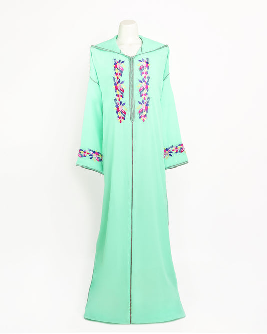 Jellaba pour femme en Tissu Crêpe de soie en bleu Tiffany  Avec une broderie moderne en quatre couleurs, Trassen et Tkhrass en Sam Hor de même couleur que le tissu et la broderie - Caftan Nawal