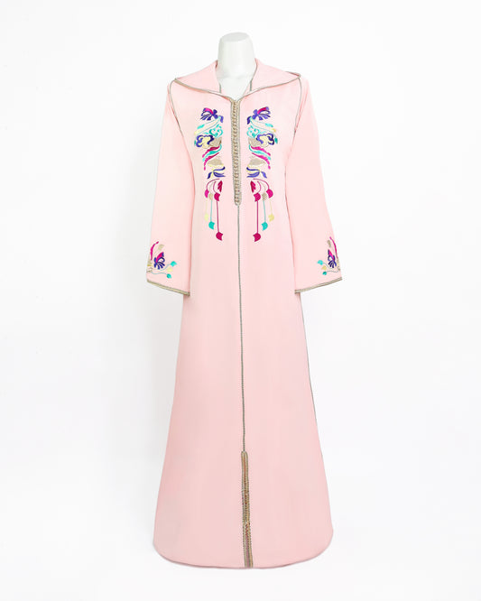 Jellaba pour femme avec tissu crêpe Rosa en rose pastel avec une broderie moderne en cinq couleurs, avec Trassen, Aâkad et dfira en Sam Hor bronzée - Caftan Nawal