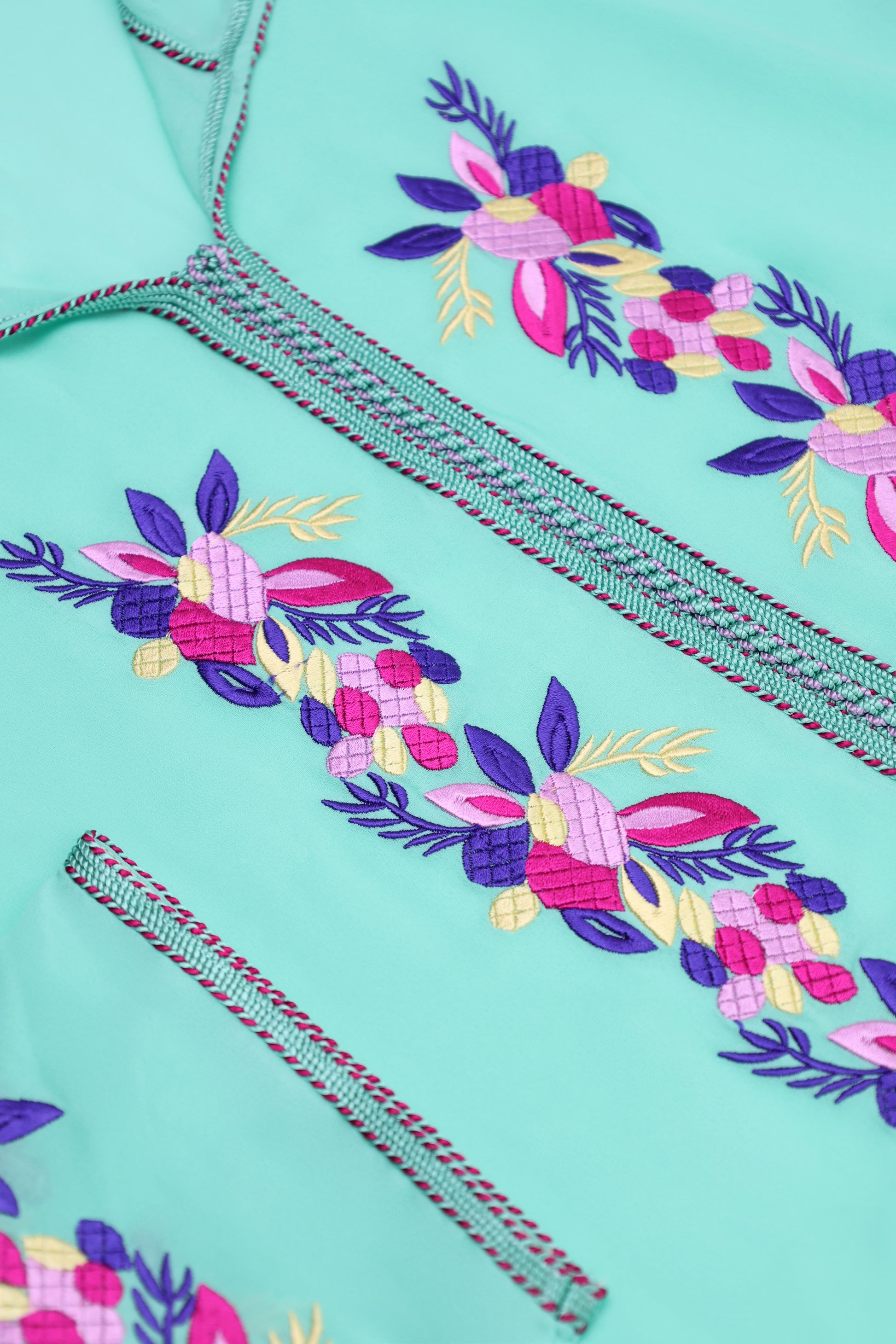 Tissu Crêpe de soie en bleu Tiffany  Avec une broderie moderne en quatre couleurs, Trassen et Tkhrass en Sam Hor de même couleur que le tissu et la broderie