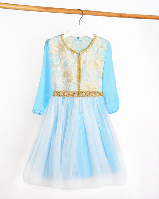 Joli caftan robe pour fille en bleu ciel avec du tissu brocart en haut et du tissu voile de coton doublé en bas - le tissu des manches et de la  jupe en bas sont en satin de soie avec Aâkad et Sfifa en Sam Hor doré et avec des mejdoule beldi - Caftan Nawal