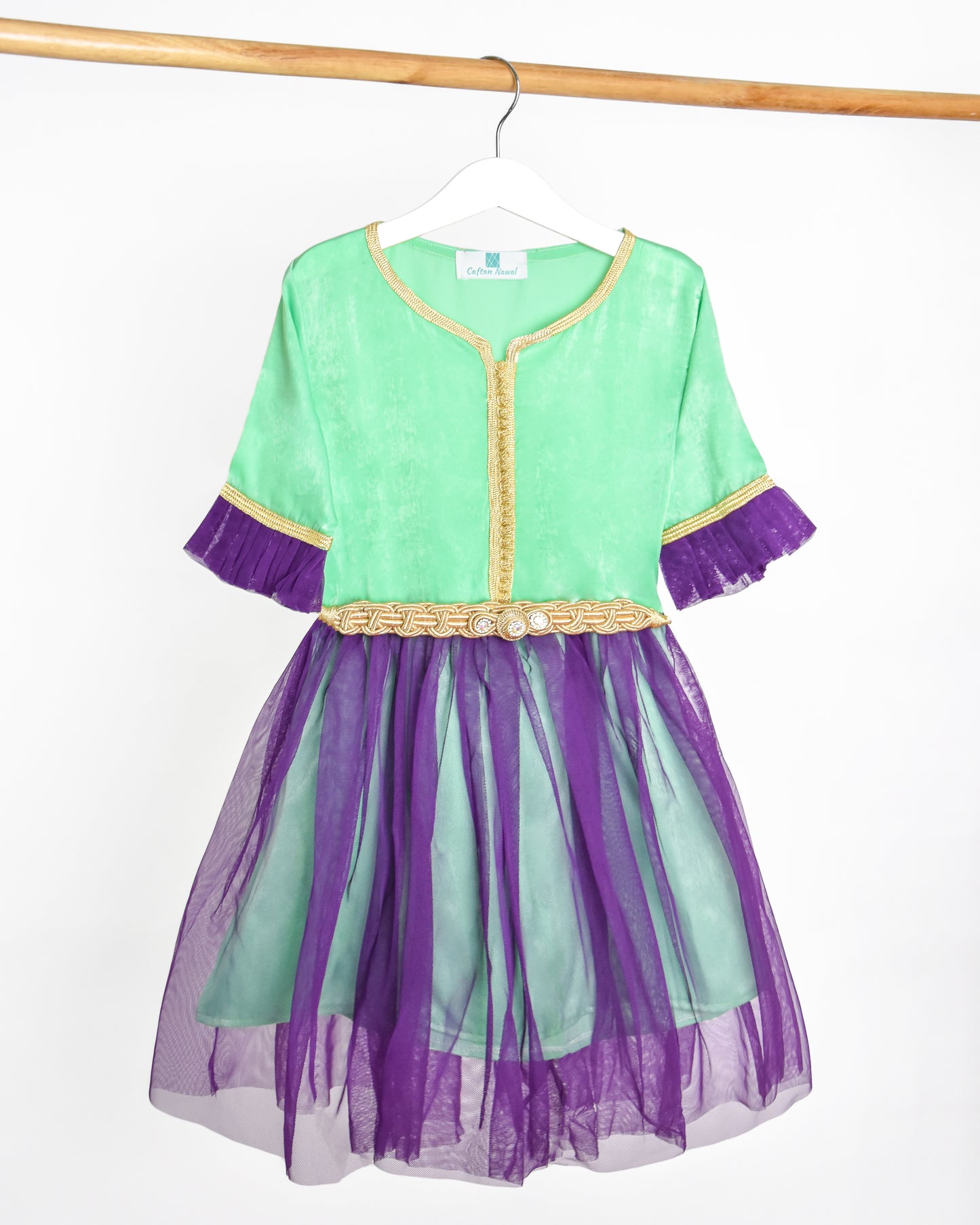 Joli caftan robe en vert et violet pour fille - inspiré de la fleur Pervenche - avec du tissu en Mlifa de soie en haut et du tissu voile de coton doublé en bas avec Aâkad et Sfifa en Sam Hor dorée et avec des mejdoule beldi - Caftan Nawal