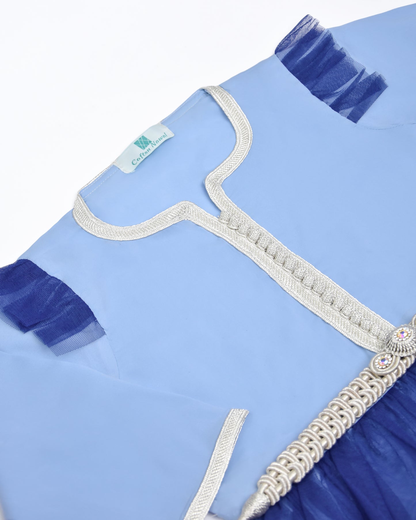 Joli caftan robe en bleu pour fille avec du tissu crêpe de Chine en soie en haut et du tissu voile de coton doublé en bas - le tissu des manches et de la jupe en bas sont aussi en crêpe de Chine en soie avec Aâkad et Sfifa en Sam Hor argentée et avec des mejdoule beldi - Caftan Nawal