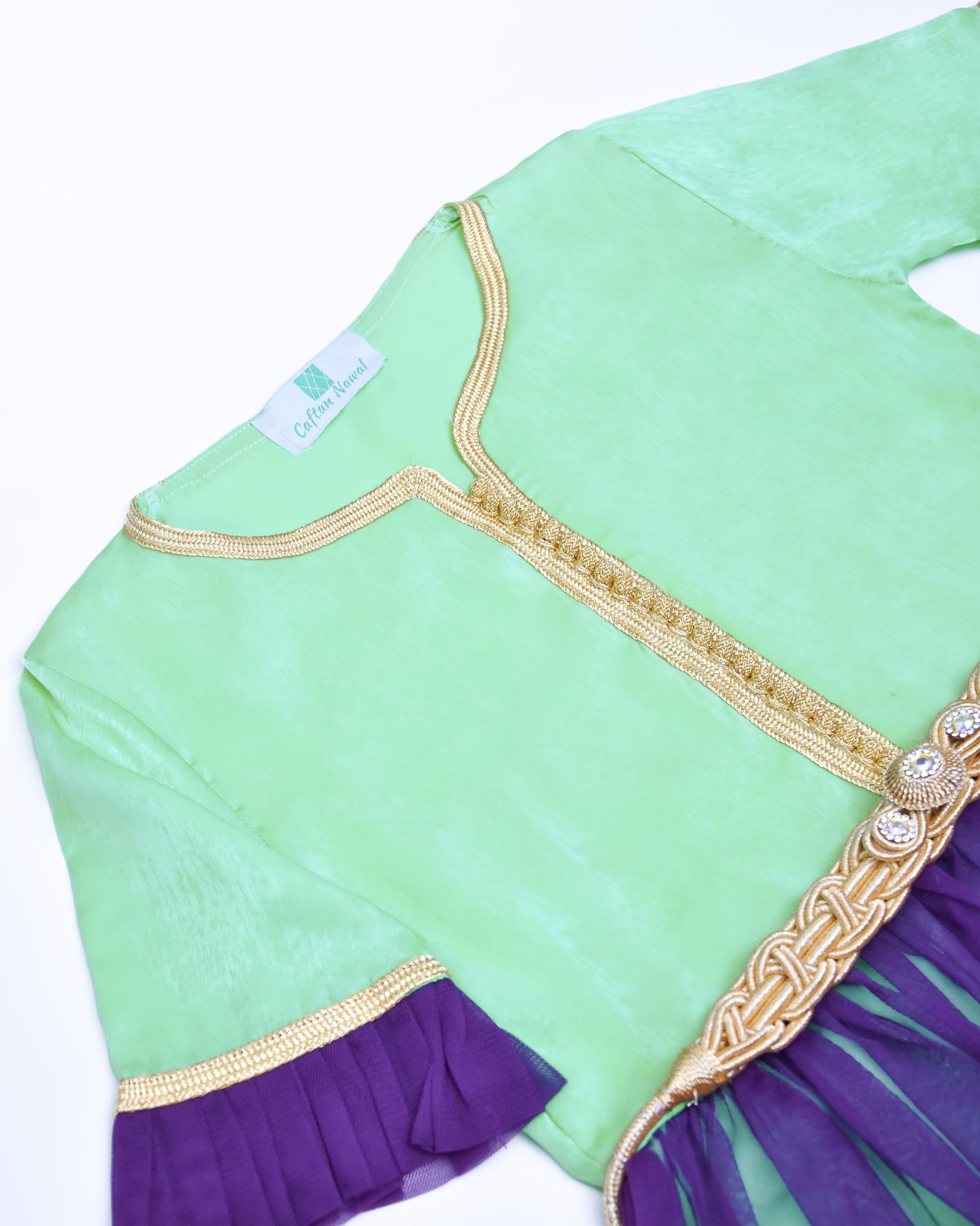 Joli caftan robe en vert et violet pour fille - inspiré de la fleur Pervenche - avec du tissu en Mlifa de soie en haut et du tissu voile de coton doublé en bas avec Aâkad et Sfifa en Sam Hor dorée et avec des mejdoule beldi - Caftan Nawal