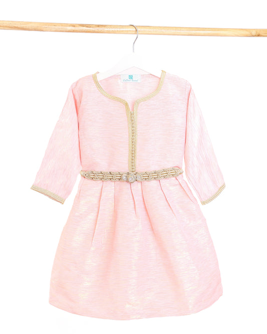 Joli caftan robe en rose pour fille avec du tissu shantung de soie en haut et en bas  avec Aâkad et Sfifa en Sam Hor dorée et avec des mejdoule beldi - Caftan Nawal