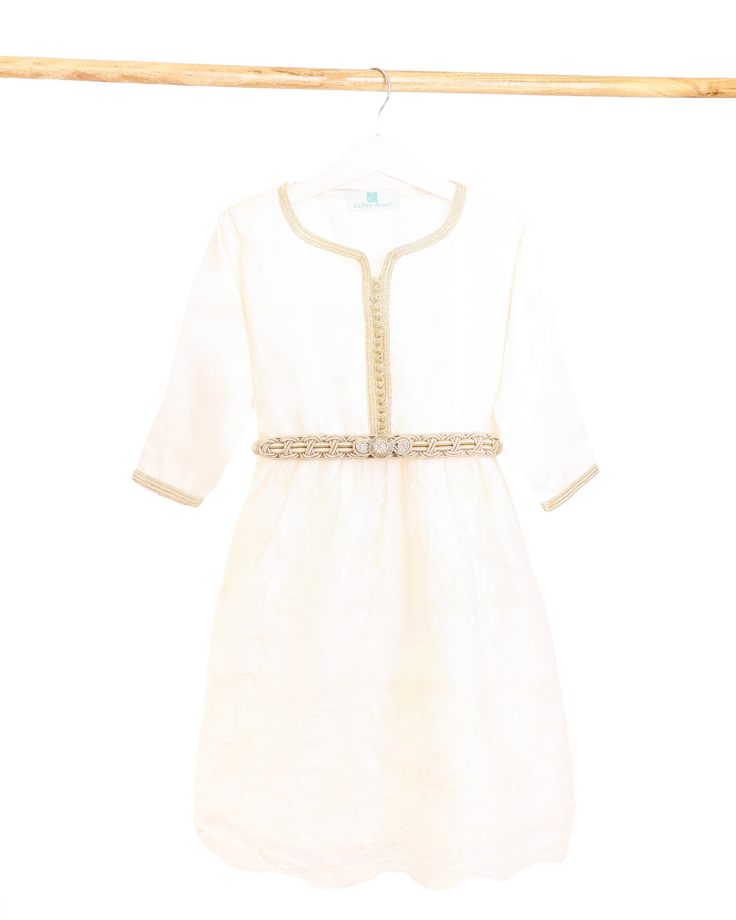 Magnifique caftan robe pour fille en blanc cassé avec du tissu valentino en haut et du tissu voile brocart de coton doublé en bas, le tissu des manches et de la jupe en bas sont également en tissu valentino  avec Aâkad et Sfifa en Sam Hor bronzée et avec des mejdoule beldi - Caftan Nawal