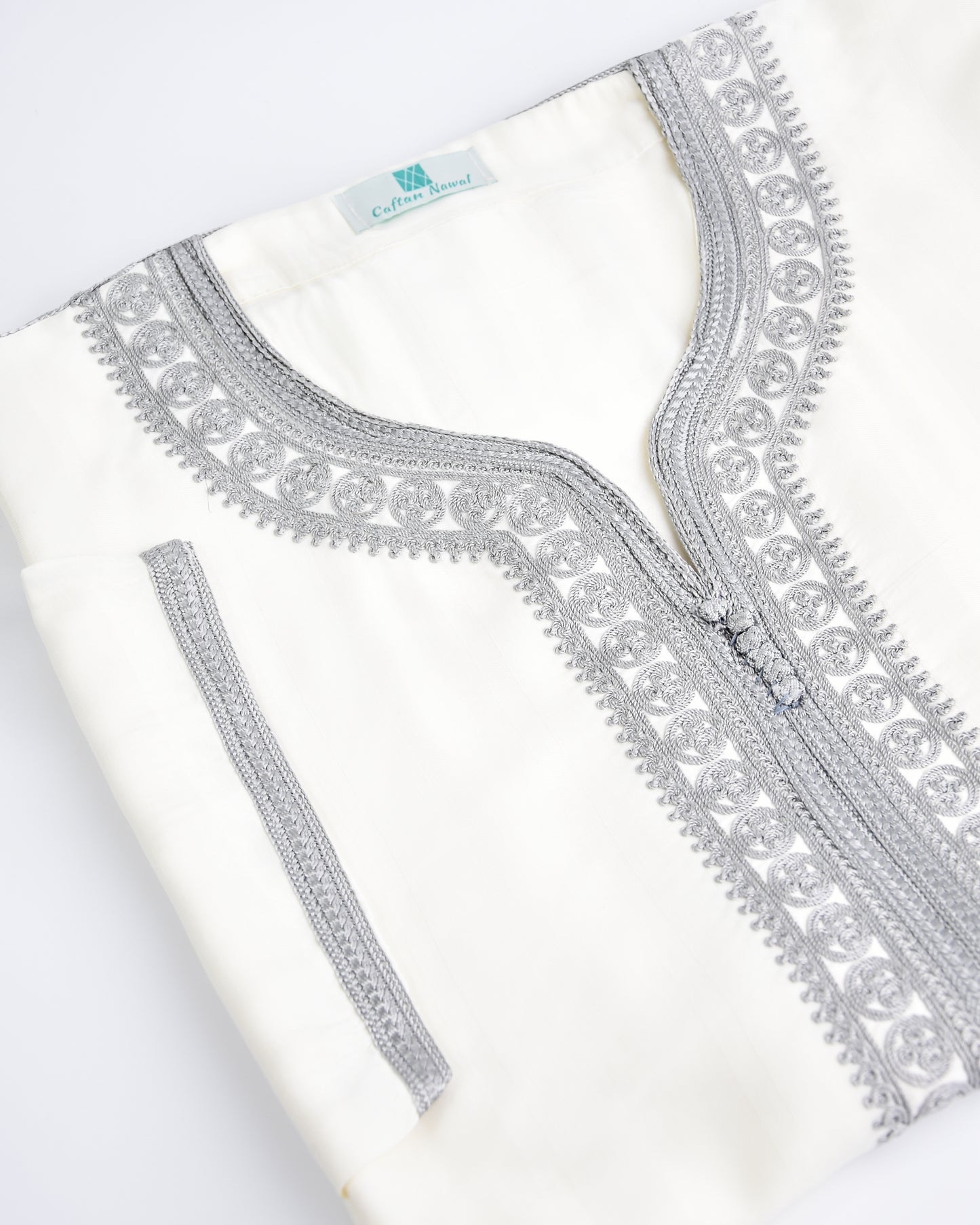 Gandoura en blanc pour homme en Tissu Mlifa avec Aâkad et Sfifa quatre files en soie fris clair - Caftan Nawal