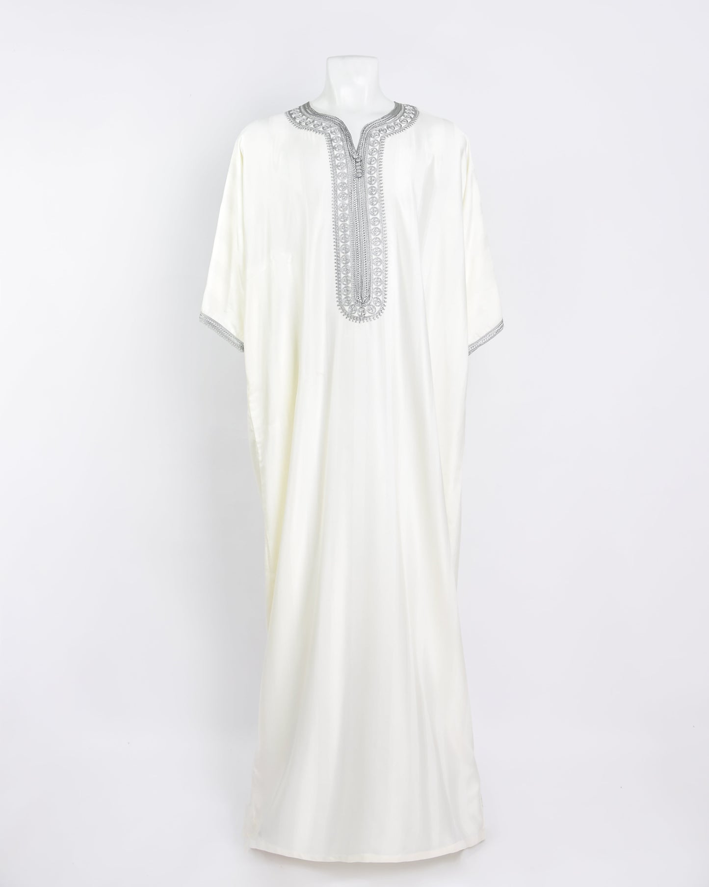 Gandoura en blanc pour homme en Tissu Mlifa avec Aâkad et Sfifa quatre files en soie fris clair - Caftan Nawal