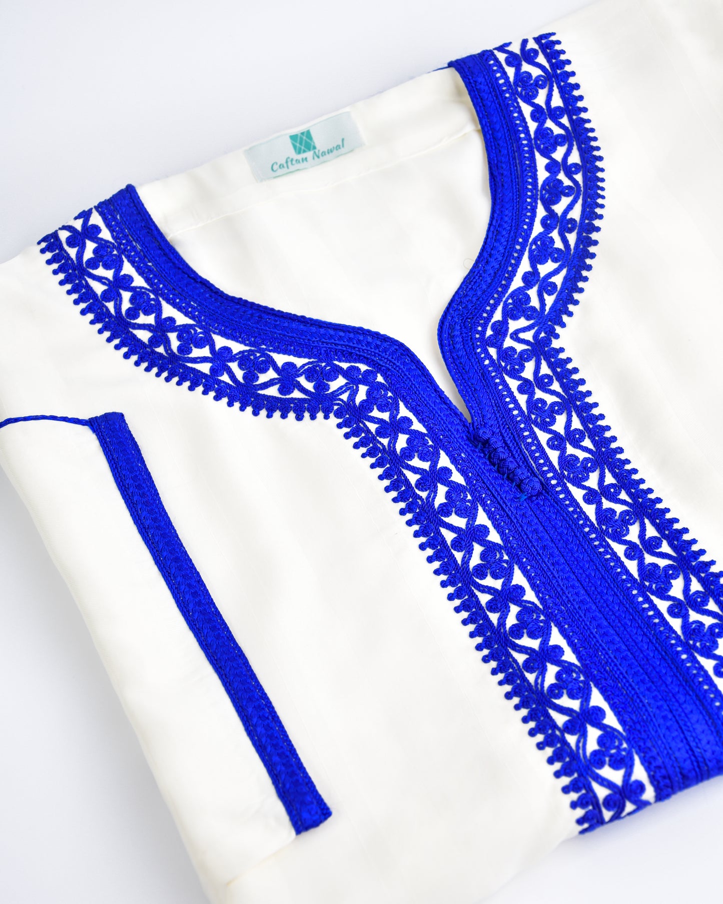 Gandoura en blanc pour homme en Tissu Mlifa avec Aâkad et Sfifa quatre files en soie bleu clair - Caftan Nawal