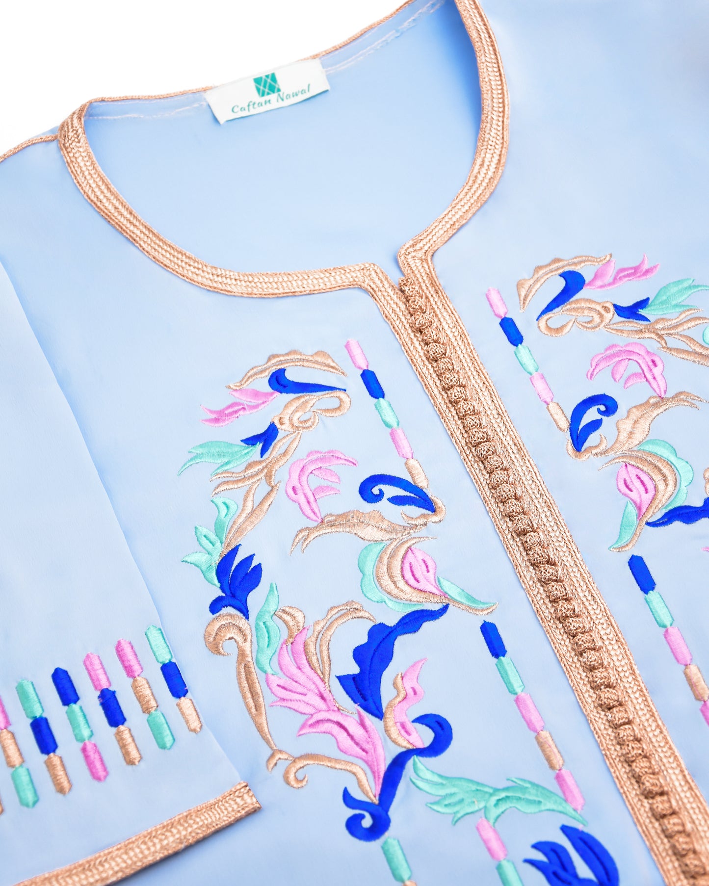 caftan pour femme en Tissu crêpe de soie en bleu ciel avec une broderie moderne en quatre couleurs et Aâkad et Sfifa en Sam Hor bronzée - Caftan Nawal