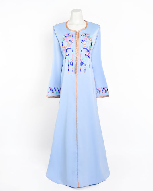 caftan pour femme en Tissu crêpe de soie en bleu ciel avec une broderie moderne en quatre couleurs et Aâkad et Sfifa en Sam Hor bronzée - Caftan Nawal