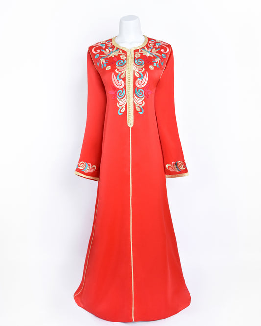 caftan pour femme en Tissu crêpe de soie en rouge brique avec une broderie Rbati en trois couleur et Aâkad et Sfifa Sam hor dorée - Caftan Nawal