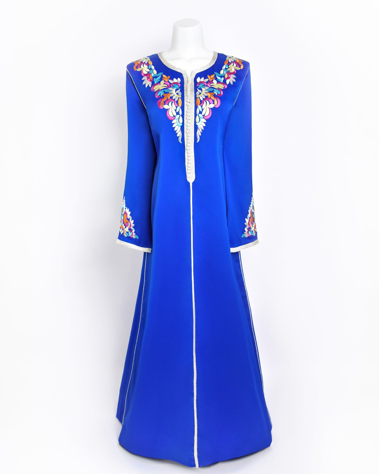 Caftn pour femme en Tissu crêpe de soie en bleu - avec une broderie de style beldi en quatre couleurs et Aâkad et Sfifa Sam Hor argentée - Caftan Nawal